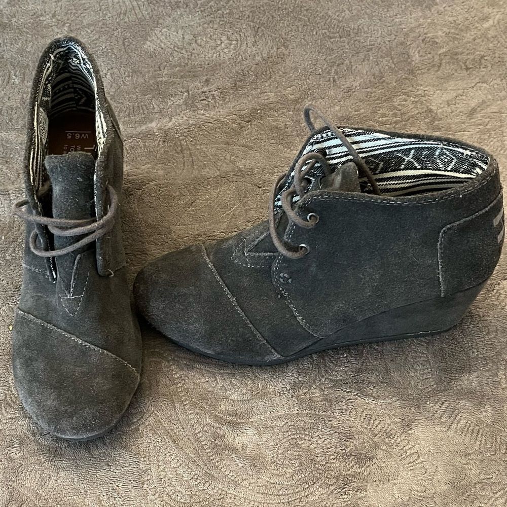 Toms Desert Wedge Gray Suede Leather Ankle Booties Lace Up Size 6.5